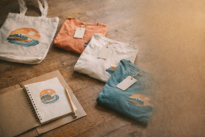 Colección de remeras de marca propia con etiquetas personalizadas sobre mesa rústica